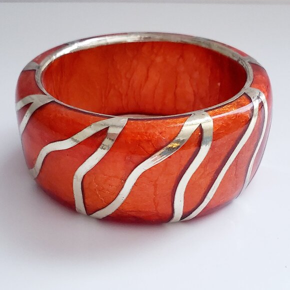 Vintage Lucite Plastic Wide Bangle Bracelet Faux Silver Overlay Chunky Bangle 8" - Picture 1 of 5